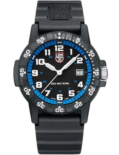 Zegarek Luminox XS.0324 Leatherback Sea Turtle Giant to wytrzymały model o średnicy 44 mm, idealny dla miłośników aktywności outdoorowych. Czarna tarcza z białymi i niebieskimi akcentami zapewnia doskonałą czytelność, a koperta z lekkiego kompozytu CARBONOX™ gwarantuje komfort noszenia. Model posiada wodoszczelność do 100 metrów oraz jednostronnie obrotowy bezel, co sprawia, że świetnie sprawdzi się także w warunkach wodnych. Gumowy pasek i solidna konstrukcja czynią go niezawodnym towarzyszem w każdej przygodzie.