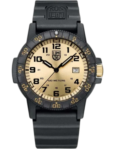 Zegarek Luminox XS.0325.GP Leatherback Sea Turtle Giant to wyrazisty model o sportowym charakterze. Złota tarcza kontrastuje z czarną kopertą i bezelem, tworząc efektowny design. Wyposażony w czytelne indeksy, datownik oraz wodoszczelność do 100 metrów, idealnie sprawdzi się na co dzień i podczas aktywności na świeżym powietrzu.