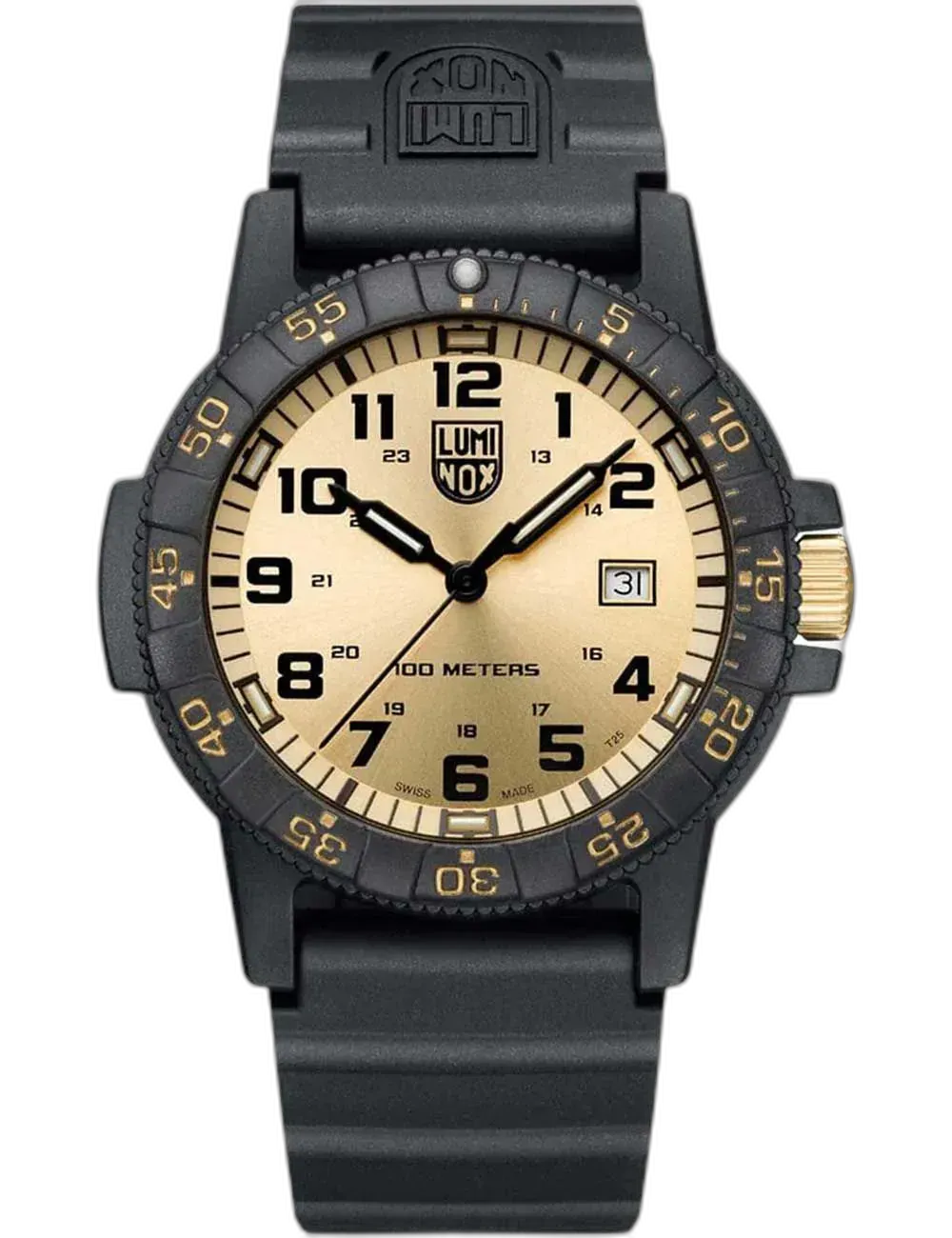 Zegarek Luminox XS.0325.GP Leatherback Sea Turtle Giant to wyrazisty model o sportowym charakterze. Złota tarcza kontrastuje z czarną kopertą i bezelem, tworząc efektowny design. Wyposażony w czytelne indeksy, datownik oraz wodoszczelność do 100 metrów, idealnie sprawdzi się na co dzień i podczas aktywności na świeżym powietrzu.