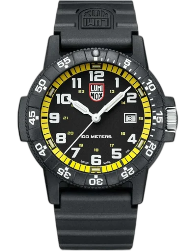 Zegarek Luminox XS.0325 Leatherback Sea Turtle Giant to solidna propozycja dla fanów sportowego stylu. Czarna tarcza z białymi indeksami i żółtym pierścieniem minutowym zapewnia doskonałą czytelność. Wytrzymała koperta o średnicy 44 mm i wodoszczelność do 100 metrów sprawiają, że sprawdzi się w codziennym użytkowaniu i podczas aktywności nad wodą. Idealny wybór dla tych, którzy cenią trwałość i wyrazisty design.