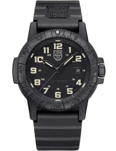 Zegarek Luminox XS.0330 Leatherback Sea Turtle Giant to solidna i funkcjonalna propozycja dla mężczyzn poszukujących niezawodnego czasomierza w outdoorowym stylu. Czarna koperta o średnicy 44 mm oraz wyrazista tarcza z jasnymi indeksami zapewniają doskonałą czytelność w każdych warunkach. Wodoszczelność do 100 metrów czyni go odpornym na intensywny kontakt z wodą. Zegarek wyposażono w wytrzymały gumowy pasek oraz datownik umieszczony na godzinie trzeciej. To idealny wybór dla aktywnych użytkowników ceniących prostotę, trwałość i wojskowy charakter.