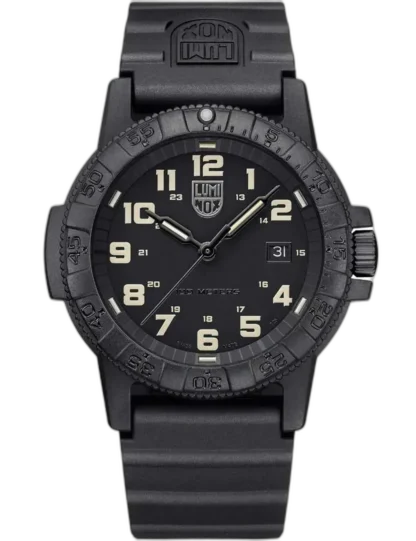 Zegarek Luminox XS.0330 Leatherback Sea Turtle Giant to solidna i funkcjonalna propozycja dla mężczyzn poszukujących niezawodnego czasomierza w outdoorowym stylu. Czarna koperta o średnicy 44 mm oraz wyrazista tarcza z jasnymi indeksami zapewniają doskonałą czytelność w każdych warunkach. Wodoszczelność do 100 metrów czyni go odpornym na intensywny kontakt z wodą. Zegarek wyposażono w wytrzymały gumowy pasek oraz datownik umieszczony na godzinie trzeciej. To idealny wybór dla aktywnych użytkowników ceniących prostotę, trwałość i wojskowy charakter.