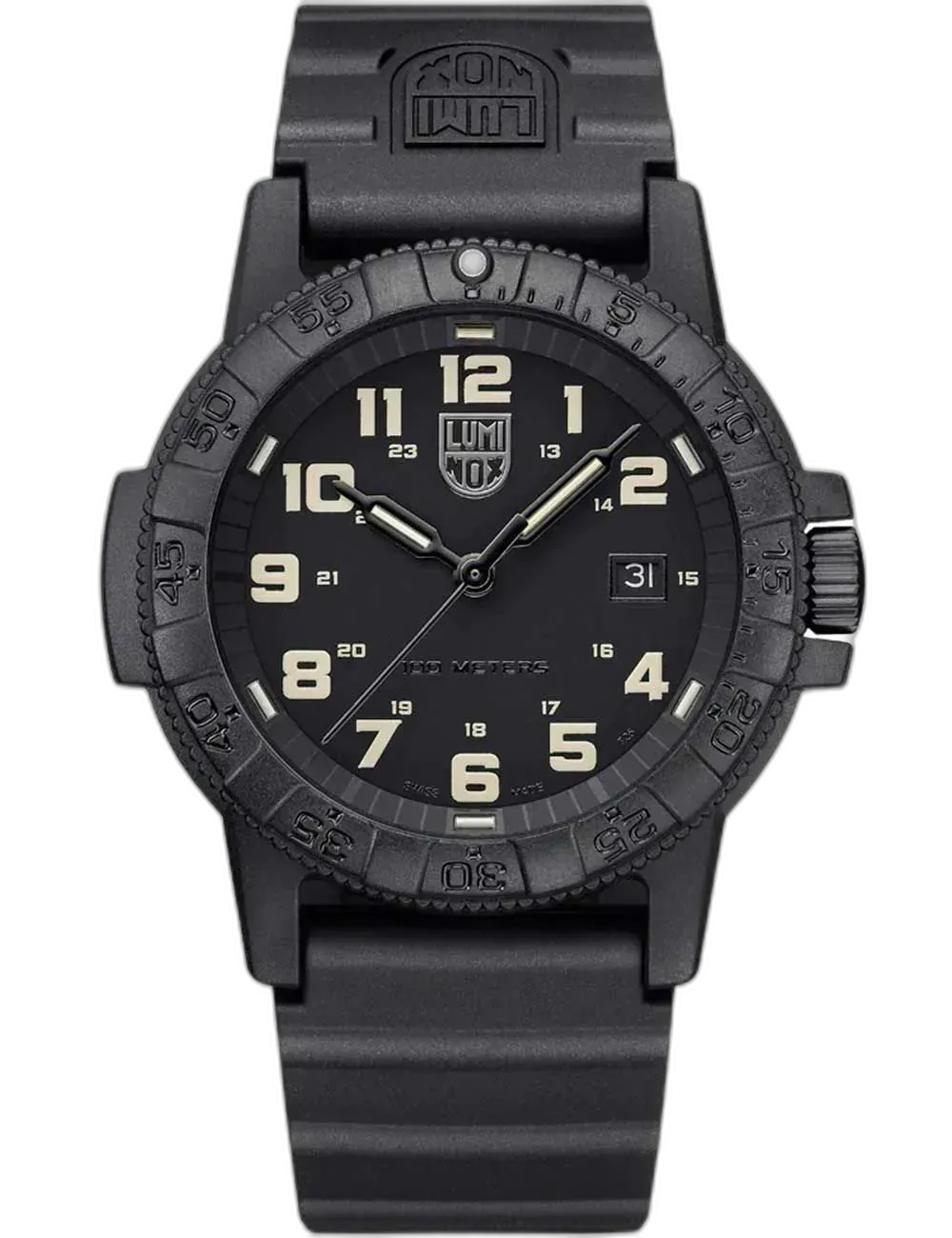 Zegarek Luminox XS.0330 Leatherback Sea Turtle Giant to solidna i funkcjonalna propozycja dla mężczyzn poszukujących niezawodnego czasomierza w outdoorowym stylu. Czarna koperta o średnicy 44 mm oraz wyrazista tarcza z jasnymi indeksami zapewniają doskonałą czytelność w każdych warunkach. Wodoszczelność do 100 metrów czyni go odpornym na intensywny kontakt z wodą. Zegarek wyposażono w wytrzymały gumowy pasek oraz datownik umieszczony na godzinie trzeciej. To idealny wybór dla aktywnych użytkowników ceniących prostotę, trwałość i wojskowy charakter.
