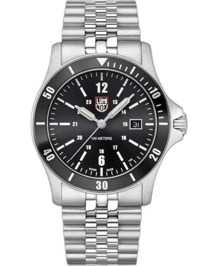 Zegarek Luminox XS.0911 Sport Timer to klasyczna propozycja o sportowym charakterze, idealna dla mężczyzn ceniących elegancję i funkcjonalność. Czarna tarcza z kontrastującymi indeksami i datownikiem przy godzinie 3 zapewnia przejrzystość odczytu. Koperta o średnicy 42 mm oraz bransoleta ze stali nierdzewnej podkreślają solidność i nowoczesny styl modelu. Wodoodporność na poziomie 10 ATM czyni go niezawodnym kompanem w codziennym użytkowaniu. To doskonały wybór dla tych, którzy szukają zegarka łączącego klasykę z dynamicznym designem.