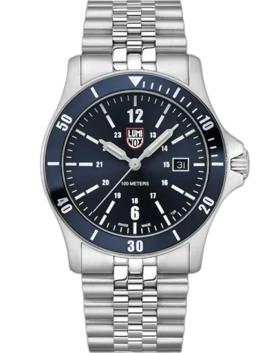 Zegarek Luminox XS.0913 Sport Timer to elegancki model z nutą sportowego charakteru, wyposażony w granatową tarczę i wyraziste białe indeksy. Koperta o średnicy 42 mm i stalowa bransoleta nadają mu klasycznego stylu, który świetnie sprawdzi się zarówno na co dzień, jak i przy bardziej formalnych okazjach. Obrotowy bezel oraz datownik na godzinie 3 zwiększają funkcjonalność zegarka. Wodoodporność do 100 metrów czyni go solidnym towarzyszem w codziennym użytkowaniu. To propozycja dla mężczyzn ceniących uniwersalny, ponadczasowy design.