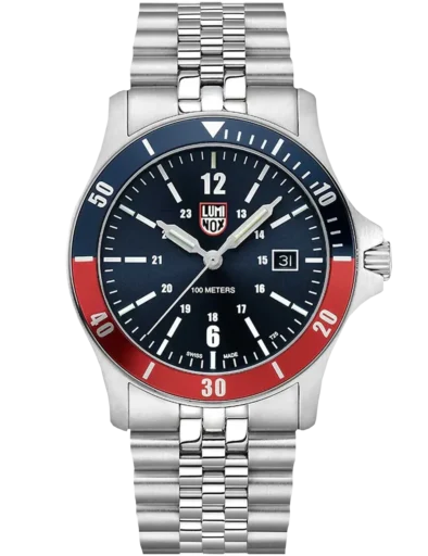 Zegarek Luminox XS.0914 Sport Timer to klasyczny model o średnicy 42 mm, idealny dla mężczyzn ceniących ponadczasowy design i niezawodność. Koperta i bransoleta wykonane ze stali szlachetnej nadają mu elegancki charakter, a dwukolorowy bezel w odcieniach granatu i czerwieni podkreśla sportowy styl. Granatowa tarcza z białymi indeksami i czerwonymi akcentami jest czytelna i wyrazista. Wodoszczelność na poziomie 100 metrów sprawia, że zegarek sprawdzi się zarówno na co dzień, jak i podczas aktywności nad wodą. To funkcjonalny dodatek o uniwersalnym charakterze.