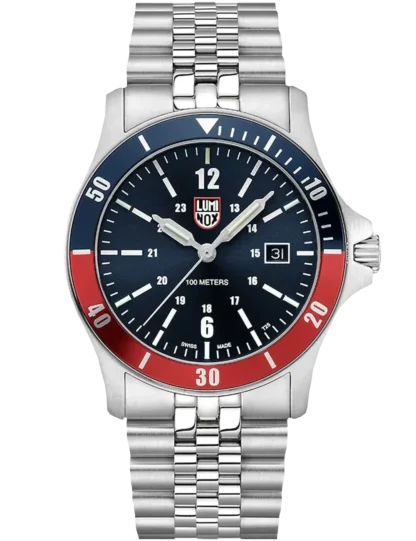 Zegarek Luminox XS.0914 Sport Timer to klasyczny model o średnicy 42 mm, idealny dla mężczyzn ceniących ponadczasowy design i niezawodność. Koperta i bransoleta wykonane ze stali szlachetnej nadają mu elegancki charakter, a dwukolorowy bezel w odcieniach granatu i czerwieni podkreśla sportowy styl. Granatowa tarcza z białymi indeksami i czerwonymi akcentami jest czytelna i wyrazista. Wodoszczelność na poziomie 100 metrów sprawia, że zegarek sprawdzi się zarówno na co dzień, jak i podczas aktywności nad wodą. To funkcjonalny dodatek o uniwersalnym charakterze.