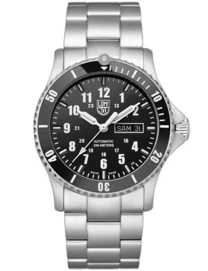 Zegarek Luminox XS.0921.M Automatic Sport Timer to klasyczny model o sportowym charakterze, wyposażony w automatyczny mechanizm i kopertę o średnicy 42 mm. Czarna tarcza z wyraźnymi indeksami i wskazówkami zapewnia doskonałą czytelność, a funkcja dnia tygodnia i daty zwiększa jego funkcjonalność. Stalowa bransoleta i jednokierunkowy bezel nurkowy podkreślają jego wytrzymały design. Dzięki wodoodporności na poziomie 200 metrów i technologii LLT, zegarek sprawdzi się w każdych warunkach, zarówno na co dzień, jak i podczas aktywności outdoorowych.