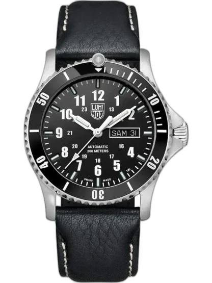 Zegarek Luminox XS.0921 Sport Timer Automatic to klasyczna propozycja z mechanizmem automatycznym, idealna dla miłośników tradycyjnych rozwiązań. Czarna tarcza z wyrazistymi indeksami i funkcją dnia tygodnia oraz datownikiem zapewnia świetną czytelność. Koperta o średnicy 42 mm połączona jest z eleganckim skórzanym paskiem z białym przeszyciem. Obrotowy bezel i wodoodporność do 200 metrów czynią go niezawodnym towarzyszem na co dzień i podczas aktywności. To zegarek dla mężczyzn ceniących niezawodność i ponadczasowy design.