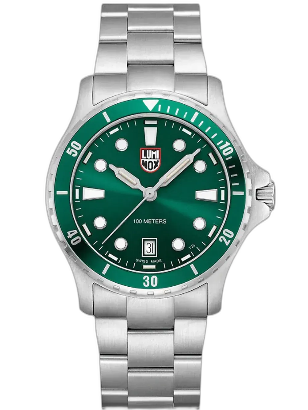Zegarek Luminox XS.0957 Sport Timer to elegancki model o średnicy 40 mm, który wyróżnia się zieloną tarczą i bezelem w tym samym odcieniu. Stalowa bransoleta oraz koperta podkreślają jego klasyczny, a zarazem świeży wygląd. Na tarczy znajdują się wyraziste indeksy punktowe, datownik na godzinie 6 oraz logo Luminox. Wodoodporność do 100 metrów zapewnia funkcjonalność na co dzień, zarówno podczas aktywności miejskich, jak i rekreacyjnych. Idealny wybór dla mężczyzn ceniących stonowaną elegancję z nutą koloru.