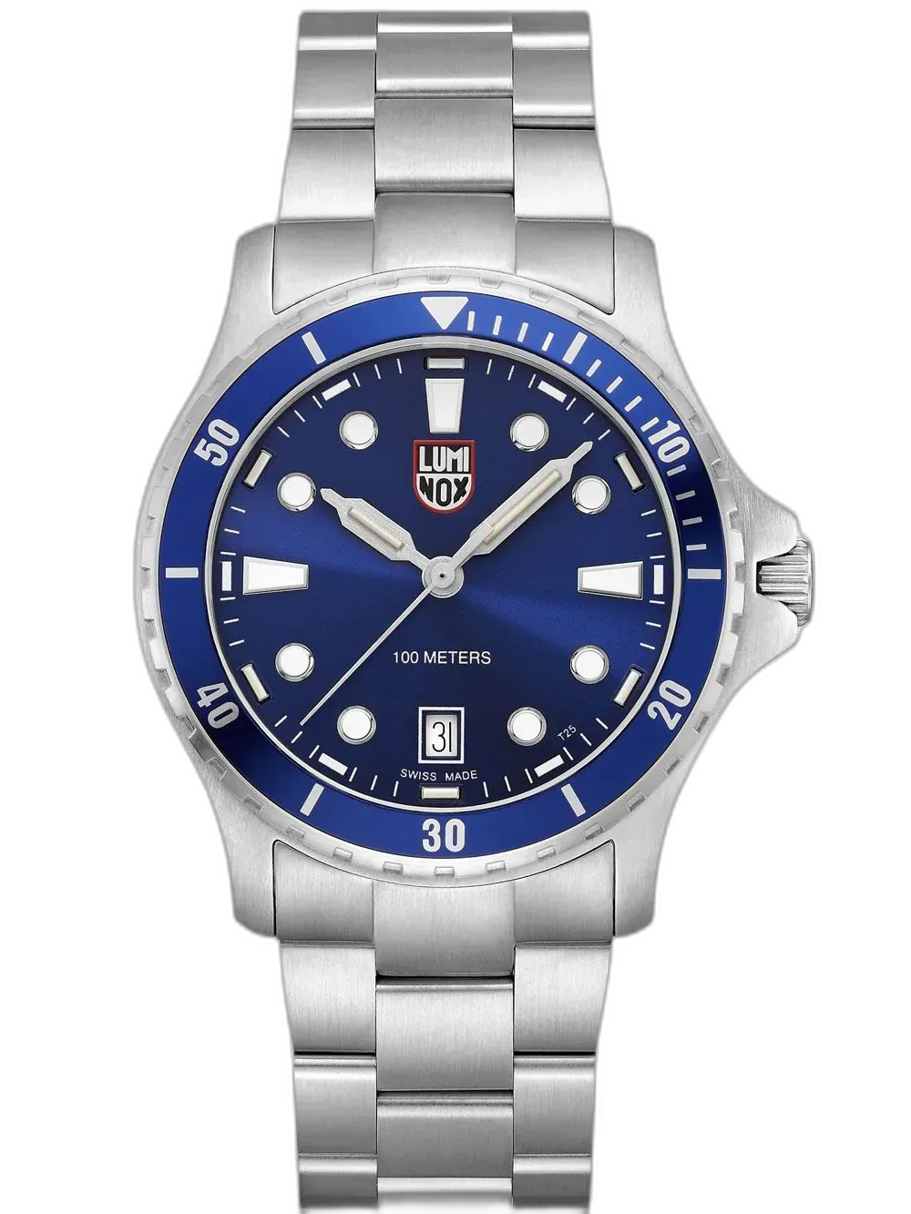Zegarek Luminox XS.0943 Sport Timer to klasyczna propozycja w sportowym wydaniu, wyposażona w tarczę i bezel w intensywnym odcieniu niebieskiego. Koperta oraz bransoleta ze stali nierdzewnej nadają mu solidności i elegancji. Średnica 40 mm sprawia, że model ten pasuje zarówno do codziennego stroju, jak i mniej formalnych okazji. Cechuje się wodoodpornością do 100 metrów oraz datownikiem umieszczonym na godzinie 6. Luminox XS.0943 to stylowy wybór dla mężczyzn ceniących połączenie funkcjonalności z klasycznym designem.