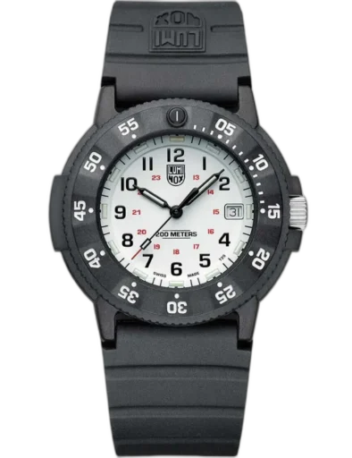 Zegarek Luminox XS.3007.EVO.S Original Navy Seal EVO to klasyczny model inspirowany militarnym dziedzictwem marki. Biała tarcza z dużymi indeksami i czarnym bezelem zapewnia doskonałą widoczność w każdych warunkach. Koperta o średnicy 43 mm wykonana z lekkiego kompozytu i wodoszczelność do 200 metrów czynią go idealnym towarzyszem w terenie i pod wodą. Doskonały wybór dla miłośników przygód i funkcjonalnego designu.