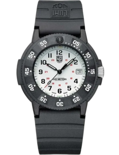 Zegarek Luminox XS.3007.EVO.S Original Navy Seal EVO to klasyczny model inspirowany militarnym dziedzictwem marki. Biała tarcza z dużymi indeksami i czarnym bezelem zapewnia doskonałą widoczność w każdych warunkach. Koperta o średnicy 43 mm wykonana z lekkiego kompozytu i wodoszczelność do 200 metrów czynią go idealnym towarzyszem w terenie i pod wodą. Doskonały wybór dla miłośników przygód i funkcjonalnego designu.