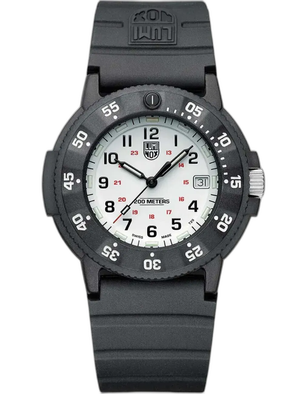 Zegarek Luminox XS.3007.EVO.S Original Navy Seal EVO to klasyczny model inspirowany militarnym dziedzictwem marki. Biała tarcza z dużymi indeksami i czarnym bezelem zapewnia doskonałą widoczność w każdych warunkach. Koperta o średnicy 43 mm wykonana z lekkiego kompozytu i wodoszczelność do 200 metrów czynią go idealnym towarzyszem w terenie i pod wodą. Doskonały wybór dla miłośników przygód i funkcjonalnego designu.