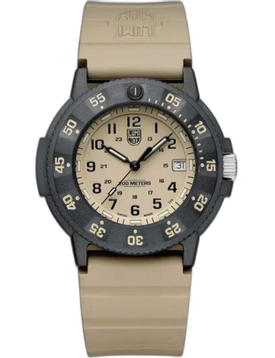 Zegarek Luminox XS.3010.EVO.S z serii Original Navy Seal to wytrzymały model inspirowany militarnym designem, idealny dla osób ceniących funkcjonalność w ekstremalnych warunkach. Beżowa tarcza i pasek współgrają z czarną kopertą i bezelem, tworząc taktyczny, pustynny wygląd. Koperta o średnicy 43 mm mieści czytelne indeksy, datownik oraz wskazówki z technologią LLT, gwarantującą podświetlenie przez 25 lat. Wodoodporność do 200 metrów oraz jednostronny bezel sprawiają, że zegarek sprawdzi się podczas aktywności outdoorowych i nurkowania. To niezawodny towarzysz każdej przygody.