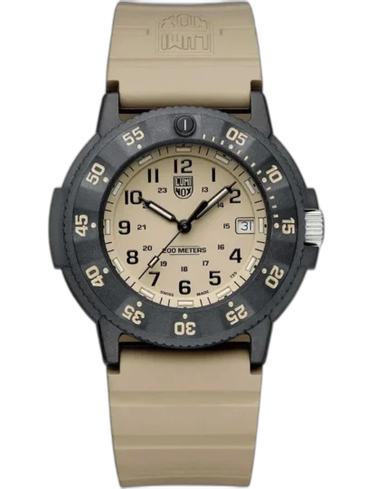 Zegarek Luminox XS.3010.EVO.S z serii Original Navy Seal to wytrzymały model inspirowany militarnym designem, idealny dla osób ceniących funkcjonalność w ekstremalnych warunkach. Beżowa tarcza i pasek współgrają z czarną kopertą i bezelem, tworząc taktyczny, pustynny wygląd. Koperta o średnicy 43 mm mieści czytelne indeksy, datownik oraz wskazówki z technologią LLT, gwarantującą podświetlenie przez 25 lat. Wodoodporność do 200 metrów oraz jednostronny bezel sprawiają, że zegarek sprawdzi się podczas aktywności outdoorowych i nurkowania. To niezawodny towarzysz każdej przygody.