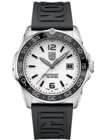 Zegarek Luminox XS.3101.H Pacific Diver Automatic to nowoczesny diver o średnicy 42 mm, który łączy sportowy design z precyzją mechanicznego mechanizmu. Jasna, falowana tarcza nadaje mu unikalny wygląd inspirowany oceanem, a indeksy i wskazówki z powłoką luminescencyjną zapewniają czytelność w każdych warunkach. Koperta ze stali nierdzewnej i gumowy pasek z logotypem Luminox gwarantują trwałość i wygodę użytkowania. Zegarek jest wodoodporny do 200 metrów, co czyni go idealnym wyborem dla miłośników nurkowania i aktywnego stylu życia.