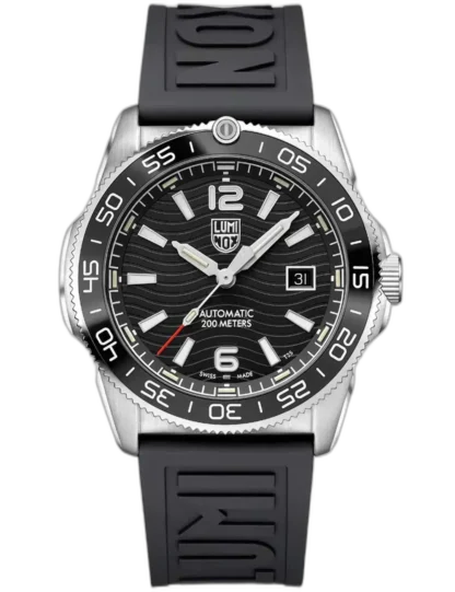 Zegarek Luminox XS.3101 Pacific Diver Automatic to elegancki i funkcjonalny diver z automatycznym mechanizmem. Posiada 42-milimetrową kopertę ze stali szlachetnej oraz czarną tarczę z subtelnym wzorem fal, która nadaje całości wyjątkowy charakter. Wyposażony w datownik, jednokierunkowy bezel nurkowy oraz technologię LLT, zapewniającą stałą widoczność wskazań przez 25 lat. Wodoodporność 200 metrów oraz silikonowy pasek sprawiają, że jest to idealny wybór zarówno do codziennego użytku, jak i do aktywności w wodzie.
