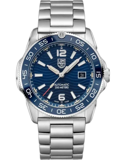 Zegarek Luminox XS.3104 Pacific Diver Automatic to stylowy i funkcjonalny model z automatycznym mechanizmem. Niebieska tarcza z subtelnym wzorem fal przyciąga wzrok, a stalowa bransoleta podkreśla jego elegancki charakter. Wodoszczelność do 200 metrów oraz wyraziste indeksy czynią go idealnym wyborem zarówno na co dzień, jak i do nurkowania.