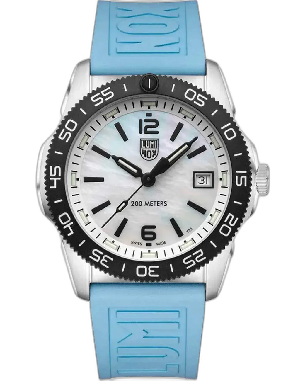 Zegarek Luminox XS.3124M Pacific Diver to elegancki i kompaktowy model unisex o średnicy 39 mm, idealny dla osób szukających połączenia funkcjonalności i stylu. Tarcza z masy perłowej kontrastuje z czarnym bezelem i wyraźnymi indeksami, zapewniając doskonałą czytelność. Koperta ze stali szlachetnej oraz błękitny gumowy pasek z wytłaczanym logo nadają mu nowoczesnego, sportowego charakteru. Wodoszczelność do 200 metrów sprawia, że model doskonale sprawdzi się podczas pływania i nurkowania rekreacyjnego. To zegarek, który łączy świeżość designu z codzienną wytrzymałością.