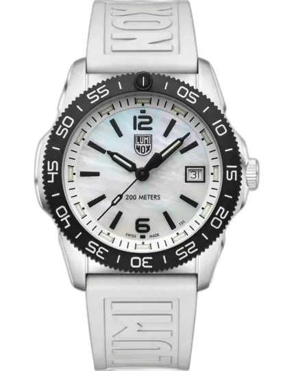 Zegarek Luminox XS.3128M.SET Pacific Diver to elegancki model unisex o średnicy 39 mm, który łączy funkcjonalność z nowoczesnym designem. Perłowa tarcza nadaje mu wyrafinowanego charakteru, a czarne indeksy i wskazówki zapewniają czytelność w każdych warunkach. Zegarek wyposażono w białą, gumową bransoletę z logo Luminox oraz wodoszczelność do 200 metrów, dzięki czemu doskonale sprawdza się podczas aktywności wodnych. To idealna propozycja dla osób poszukujących stylowego dodatku, który sprosta codziennym wyzwaniom, zachowując przy tym sportowy, a zarazem elegancki wygląd.