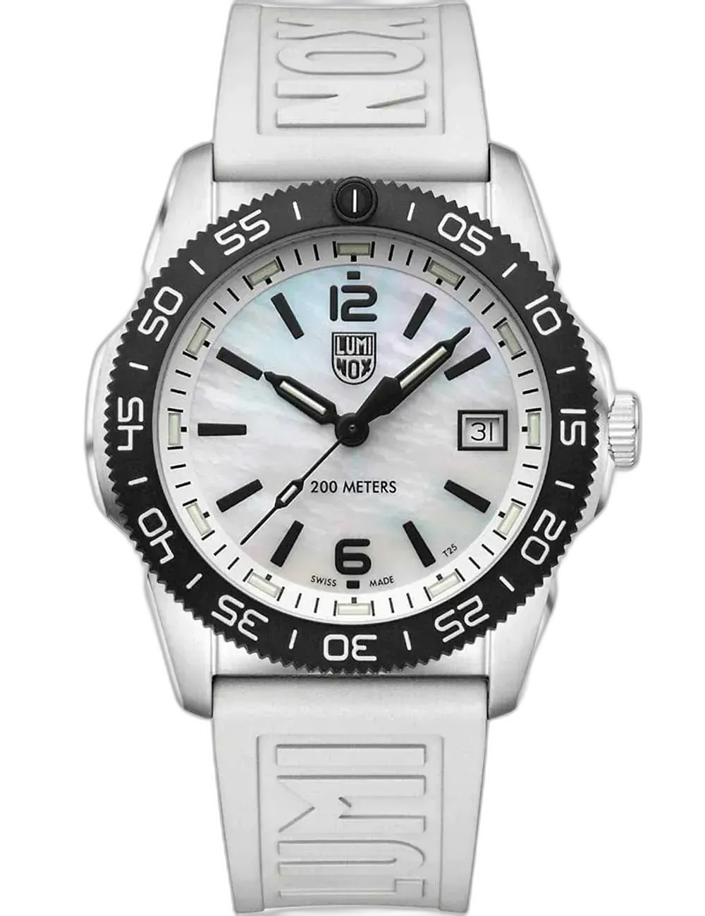 Zegarek Luminox XS.3128M.SET Pacific Diver to elegancki model unisex o średnicy 39 mm, który łączy funkcjonalność z nowoczesnym designem. Perłowa tarcza nadaje mu wyrafinowanego charakteru, a czarne indeksy i wskazówki zapewniają czytelność w każdych warunkach. Zegarek wyposażono w białą, gumową bransoletę z logo Luminox oraz wodoszczelność do 200 metrów, dzięki czemu doskonale sprawdza się podczas aktywności wodnych. To idealna propozycja dla osób poszukujących stylowego dodatku, który sprosta codziennym wyzwaniom, zachowując przy tym sportowy, a zarazem elegancki wygląd.