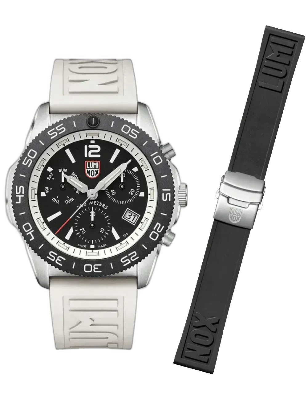 Zegarek Luminox XS.3141.SET Pacific Diver Chronograph łączy sportowy styl z funkcjonalnością. Posiada kopertę o średnicy 44 mm wykonaną ze stali nierdzewnej oraz czarny bezel z czytelną podziałką. Czarna tarcza mieści trzy subtarcze chronografu, datownik i wskaźnik dnia tygodnia, a białe akcenty zapewniają doskonałą czytelność. Model wyposażono w mechanizm kwarcowy i wodoodporność 20 ATM, idealną do sportów wodnych. W zestawie znajdują się dwa paski: biały i czarny gumowy z tłoczonym logo Luminox, pozwalające na szybką zmianę stylu. To zegarek dla aktywnych, ceniących wszechstronność i wyrazisty design.