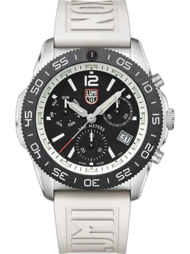 Zegarek Luminox XS.3141 Pacific Diver Chronograph to sportowy model o nowoczesnym charakterze, zaprojektowany z myślą o entuzjastach aktywnego stylu życia. Koperta ze stali nierdzewnej o średnicy 44 mm oraz biały silikonowy pasek nadają całości wyrazistego, letniego wyglądu. Czarna tarcza z trzema subtarczami i czytelnymi indeksami gwarantuje wygodę użytkowania, a funkcja chronografu pozwala precyzyjnie mierzyć czas. Obrotowy bezel i wodoodporność do 200 metrów czynią ten zegarek idealnym wyborem na wakacje, pływanie i sporty wodne.