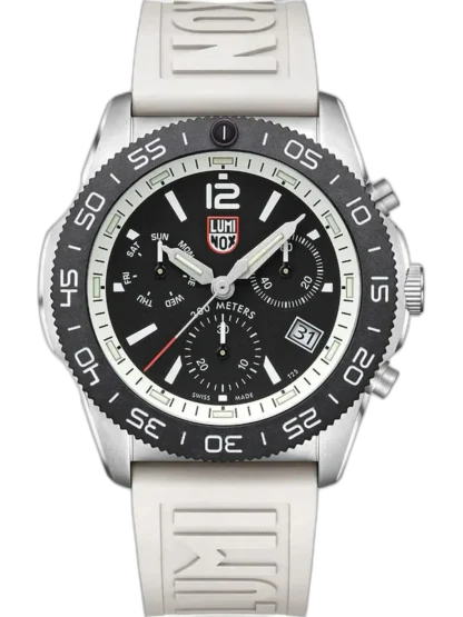 Zegarek Luminox XS.3141 Pacific Diver Chronograph to sportowy model o nowoczesnym charakterze, zaprojektowany z myślą o entuzjastach aktywnego stylu życia. Koperta ze stali nierdzewnej o średnicy 44 mm oraz biały silikonowy pasek nadają całości wyrazistego, letniego wyglądu. Czarna tarcza z trzema subtarczami i czytelnymi indeksami gwarantuje wygodę użytkowania, a funkcja chronografu pozwala precyzyjnie mierzyć czas. Obrotowy bezel i wodoodporność do 200 metrów czynią ten zegarek idealnym wyborem na wakacje, pływanie i sporty wodne.
