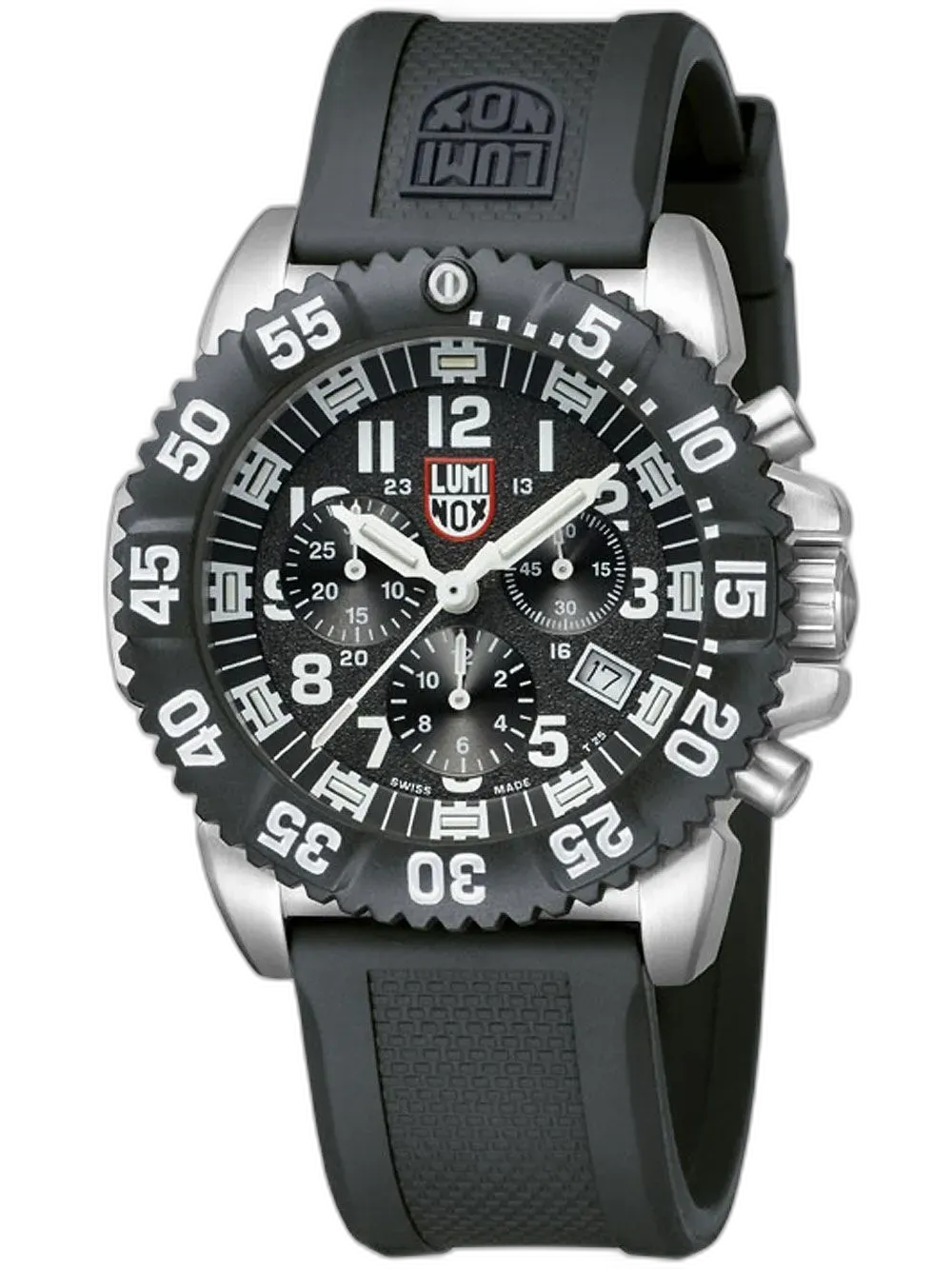 Zegarek Luminox XS.3181.L Steel Colormark Chronograph z serii 3180 to solidna, męska propozycja dla miłośników precyzji i wyrazistego stylu. Wyposażony w funkcję chronografu i datownik, łączy stalową kopertę z czarnym bezelem i gumowym paskiem. Duże, kontrastowe indeksy oraz charakterystyczna tarcza zapewniają świetną czytelność w każdych warunkach. Dzięki wodoodporności do 200 metrów model sprawdzi się również podczas aktywności wodnych. To zegarek dla mężczyzn, którzy cenią niezawodność i dynamiczny design.