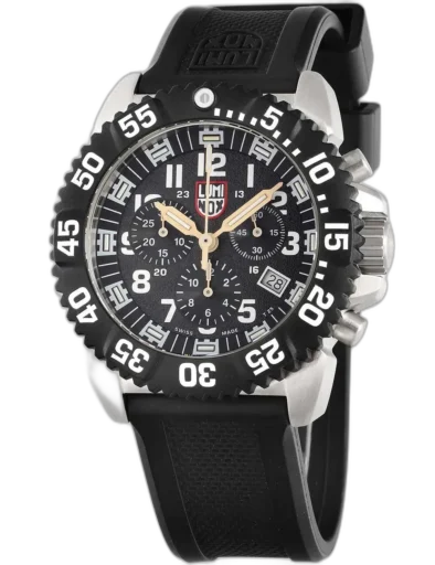 Zegarek Luminox XS.3182 Steel Colormark Chronograph z serii 3180 to solidny model stworzony z myślą o mężczyznach poszukujących wytrzymałości i funkcji chronografu w codziennym użytkowaniu. Stalowa koperta o średnicy 44 mm w połączeniu z czarnym bezelem i paskiem z tworzywa tworzy sportowy, a zarazem profesjonalny wygląd. Na tarczy znajdują się trzy subtarcze chronografu, datownik oraz czytelne cyfry arabskie. Technologia LLT gwarantuje doskonałą widoczność w ciemności, a wodoodporność do 200 metrów sprawia, że zegarek sprawdzi się również podczas pływania czy nurkowania. Idealny wybór dla aktywnych i wymagających użytkowników.