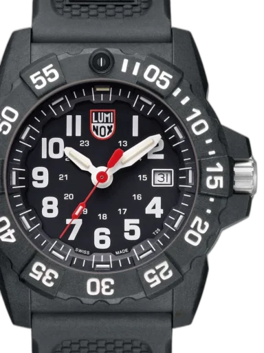 Zegarek Luminox XS.3501.F Navy Seal to solidna propozycja dla osób ceniących niezawodność i militarny charakter. Wyposażony w kopertę z wytrzymałego Carbonoxu o średnicy 45 mm, czarną tarczę z kontrastowymi białymi indeksami oraz system LLT zapewniający czytelność w ciemności przez 25 lat. Czerwony sekundnik dodaje dynamicznego akcentu, a wodoodporność do 200 metrów gwarantuje gotowość na każde warunki – od miejskiej dżungli po głębiny oceanu. Idealny wybór dla aktywnych mężczyzn i entuzjastów taktycznego stylu.