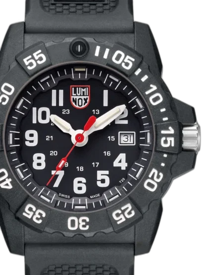 Zegarek Luminox XS.3501.F Navy Seal to solidna propozycja dla osób ceniących niezawodność i militarny charakter. Wyposażony w kopertę z wytrzymałego Carbonoxu o średnicy 45 mm, czarną tarczę z kontrastowymi białymi indeksami oraz system LLT zapewniający czytelność w ciemności przez 25 lat. Czerwony sekundnik dodaje dynamicznego akcentu, a wodoodporność do 200 metrów gwarantuje gotowość na każde warunki – od miejskiej dżungli po głębiny oceanu. Idealny wybór dla aktywnych mężczyzn i entuzjastów taktycznego stylu.