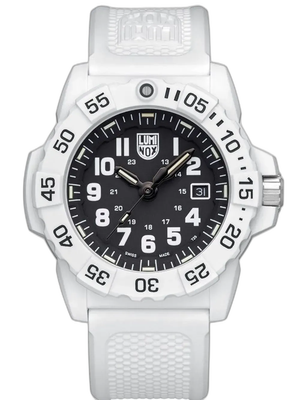 Zegarek Luminox XS.3507.WB z serii Navy Seal 3500 to wyrazisty model o średnicy 45 mm, który wyróżnia się odważną, biało-czarną kolorystyką. Koperta wykonana z lekkiego i wytrzymałego Carbonoxu połączona została z czarną tarczą i wyraźnymi, białymi indeksami oraz wskazówkami z technologią LLT – gwarantującą czytelność w ciemności przez 25 lat. Wodoodporność 20 ATM czyni go idealnym towarzyszem do aktywności wodnych i ekstremalnych warunków. Sportowy charakter modelu podkreśla biały gumowy pasek z tłoczonym logo. To niezawodny zegarek stworzony dla osób ceniących funkcjonalność i nietuzinkowy styl.