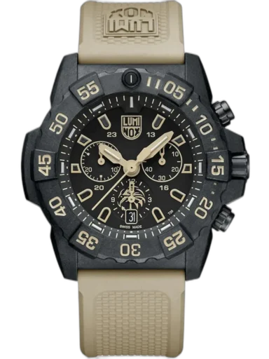Zegarek Luminox XS.3590.NSF.SET Navy Seal Foundation Chronograph to zaawansowany model taktyczny, który łączy wysoką funkcjonalność z wyjątkowym designem. Czarna tarcza z beżowymi akcentami i wyrazistym logo Navy SEAL Foundation na subtarczy nadaje mu charakteru i misji. Koperta z wytrzymałego Carbonoxu oraz piaskowy pasek z tworzywa sztucznego podkreślają wojskowy styl zegarka. Funkcja chronografu, datownik i wodoodporność do 200 metrów sprawiają, że to idealny wybór dla osób ceniących niezawodność w ekstremalnych warunkach. Edycja limitowana – hołd dla elity sił specjalnych.