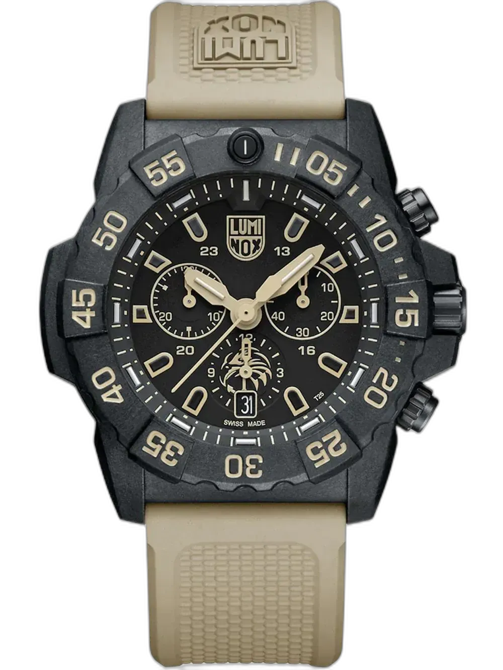 Zegarek Luminox XS.3590.NSF.SET Navy Seal Foundation Chronograph to zaawansowany model taktyczny, który łączy wysoką funkcjonalność z wyjątkowym designem. Czarna tarcza z beżowymi akcentami i wyrazistym logo Navy SEAL Foundation na subtarczy nadaje mu charakteru i misji. Koperta z wytrzymałego Carbonoxu oraz piaskowy pasek z tworzywa sztucznego podkreślają wojskowy styl zegarka. Funkcja chronografu, datownik i wodoodporność do 200 metrów sprawiają, że to idealny wybór dla osób ceniących niezawodność w ekstremalnych warunkach. Edycja limitowana – hołd dla elity sił specjalnych.
