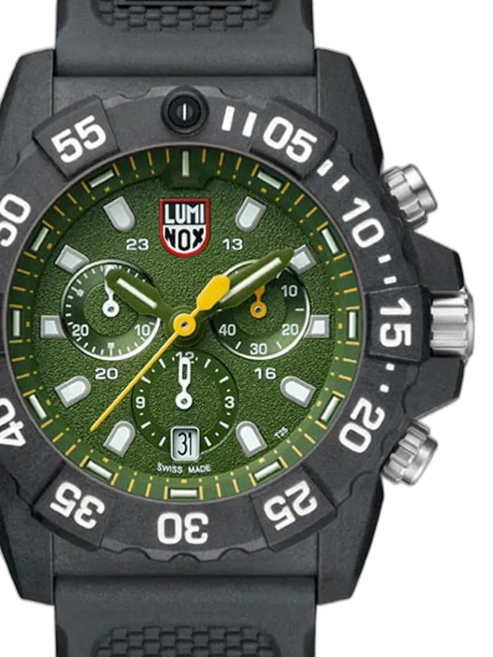 Zegarek Luminox XS.3597 Navy Seal Chronograph to wyrazista propozycja dla miłośników taktycznego stylu i outdoorowych przygód. Zielona tarcza z wyraźnymi subtarczami oraz żółtymi akcentami na wskazówkach i sekundniku przyciąga wzrok i ułatwia szybki odczyt. Koperta z Carbonoxu o średnicy 45 mm gwarantuje lekkość i odporność na uderzenia, a wodoodporność do 200 metrów oraz funkcja chronografu czynią ten model niezawodnym kompanem nawet w ekstremalnych warunkach. Idealny wybór dla osób aktywnych, ceniących funkcjonalność i militarną estetykę.