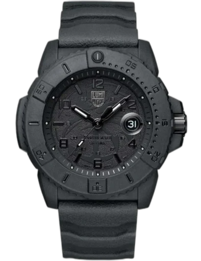 Zegarek Luminox XS.3601.BO.NSF Navy Seal to taktyczny model typu blackout, stworzony we współpracy z fundacją Navy SEAL Foundation. Posiada matową, czarną kopertę o średnicy 45 mm wykonaną z wytrzymałego materiału CARBONOX™ oraz dopasowany gumowy pasek. Tarcza w odcieniu czerni z subtelnym logo fundacji i datownikiem na godz. 3 podkreśla wojskowy charakter czasomierza. Dzięki technologii trytowej LLT zapewnia nieprzerwaną widoczność przez 25 lat, a wodoodporność na poziomie 200 metrów pozwala na bezpieczne użytkowanie w trudnych warunkach. To doskonały wybór dla profesjonalistów oraz miłośników outdooru ceniących maksymalną dyskrecję i funkcjonalność.