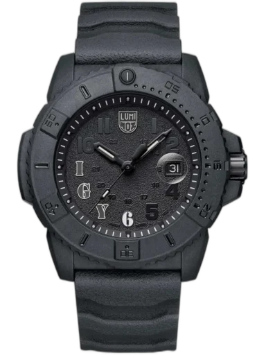 Zegarek Luminox XS.3611.IGY6.NSF Navy Seal Carbonox Limited to limitowany model o średnicy 46 mm, zaprojektowany we współpracy z Navy Seal Foundation. Koperta z ultralekkiego i odpornego materiału CARBONOX™ zapewnia wytrzymałość nawet w ekstremalnych warunkach. Czarna tarcza z subtelnymi indeksami i wytłoczonymi literami “IGY6” (skrót od „I Got Your 6” – „Pilnuję twoich pleców”) podkreśla wojskowy charakter zegarka. Wodoodporność do 200 metrów oraz technologia trigalight® gwarantują widoczność i niezawodność w każdych warunkach – idealny dla profesjonalistów i entuzjastów taktyki.