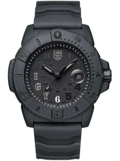 Zegarek Luminox XS.3611.IGY6.NSF Navy Seal Carbonox Limited to limitowany model o średnicy 46 mm, zaprojektowany we współpracy z Navy Seal Foundation. Koperta z ultralekkiego i odpornego materiału CARBONOX™ zapewnia wytrzymałość nawet w ekstremalnych warunkach. Czarna tarcza z subtelnymi indeksami i wytłoczonymi literami “IGY6” (skrót od „I Got Your 6” – „Pilnuję twoich pleców”) podkreśla wojskowy charakter zegarka. Wodoodporność do 200 metrów oraz technologia trigalight® gwarantują widoczność i niezawodność w każdych warunkach – idealny dla profesjonalistów i entuzjastów taktyki.