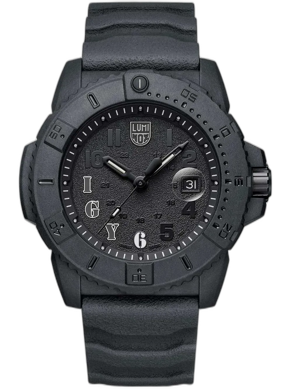 Zegarek Luminox XS.3611.IGY6.NSF Navy Seal Carbonox Limited to limitowany model o średnicy 46 mm, zaprojektowany we współpracy z Navy Seal Foundation. Koperta z ultralekkiego i odpornego materiału CARBONOX™ zapewnia wytrzymałość nawet w ekstremalnych warunkach. Czarna tarcza z subtelnymi indeksami i wytłoczonymi literami “IGY6” (skrót od „I Got Your 6” – „Pilnuję twoich pleców”) podkreśla wojskowy charakter zegarka. Wodoodporność do 200 metrów oraz technologia trigalight® gwarantują widoczność i niezawodność w każdych warunkach – idealny dla profesjonalistów i entuzjastów taktyki.