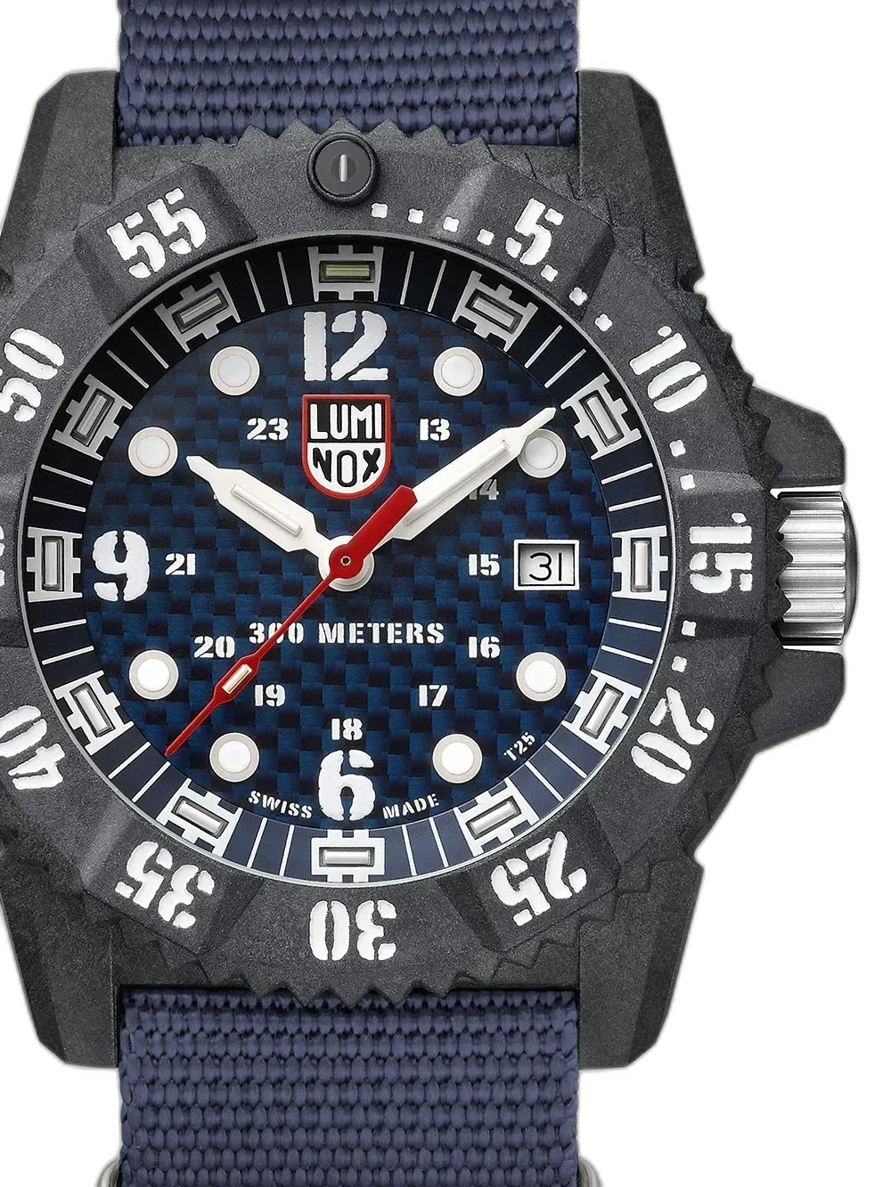 Zegarek Luminox XS.3803 Deep Dive to profesjonalny czasomierz nurkowy o wyjątkowej wytrzymałości i funkcjonalności. Wyposażony w kopertę o średnicy 44 mm oraz węglową tarczę z motywem karbonu, łączy styl techniczny z maksymalną czytelnością. Dzięki klasie wodoszczelności 30 ATM (300 metrów) jest idealnym wyborem dla nurków i pasjonatów sportów wodnych. Solidny bezel oraz wskazówki i indeksy z podświetleniem LLT zapewniają widoczność w ciemności. Zegarek posiada również datownik i odporny na uszkodzenia pasek tekstylny w granatowym kolorze. To niezawodne narzędzie do zadań specjalnych.