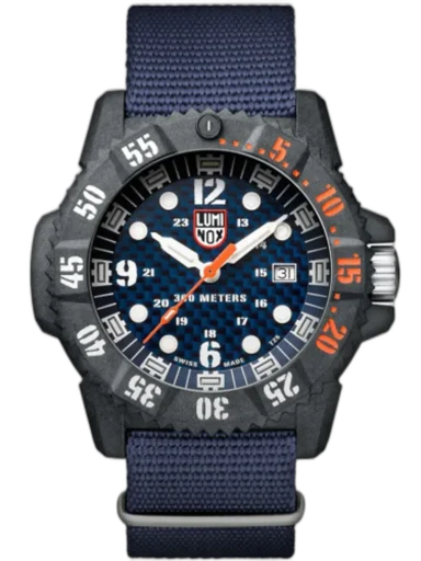 Zegarek Luminox XS.3803.C Master Carbon Seal to wytrzymały model o nowoczesnym designie, stworzony z myślą o nurkach i miłośnikach ekstremalnych wyzwań. Karbonowa koperta o średnicy 46 mm i wodoodporność do 300 metrów sprawiają, że zegarek sprawdza się nawet w najbardziej wymagających warunkach. Niebieska tarcza o wzorze carbon fiber z dużymi indeksami zapewnia czytelność, a technologia LLT gwarantuje widoczność w ciemności do 25 lat. Wyrazisty design i wysoka funkcjonalność czynią go idealnym wyborem dla profesjonalistów i entuzjastów sportów wodnych.