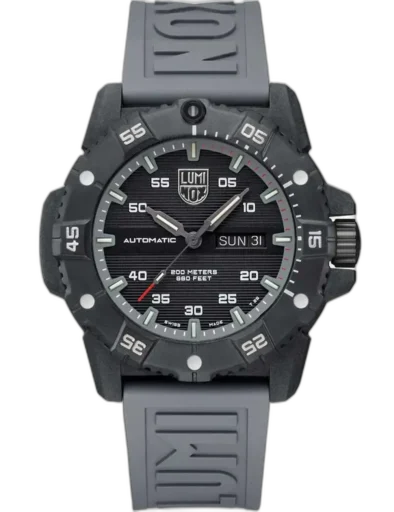 Zegarek Luminox XS.3862 Master Carbon Seal Automatic to solidny model dla wymagających użytkowników. Wyposażony w automatyczny mechanizm i wodoodporność 20 ATM, sprawdzi się zarówno na co dzień, jak i w nurkowaniu rekreacyjnym. Ciemna tarcza z poziomym wzorem, indeksy z trytem oraz wyraziste wskazówki zapewniają świetną czytelność, a szary pasek z tłoczonym logo dodaje nowoczesnego, outdoorowego charakteru. Koperta z kompozytu CARBONOX™ gwarantuje wytrzymałość przy niskiej wadze – to perfekcyjne połączenie zaawansowanej technologii i stylu.