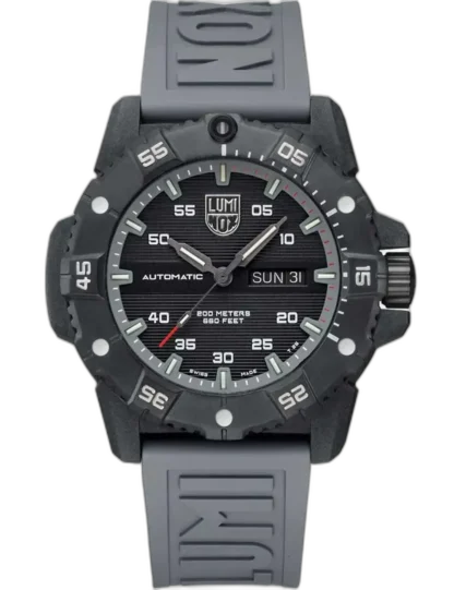 Zegarek Luminox XS.3862 Master Carbon Seal Automatic to solidny model dla wymagających użytkowników. Wyposażony w automatyczny mechanizm i wodoodporność 20 ATM, sprawdzi się zarówno na co dzień, jak i w nurkowaniu rekreacyjnym. Ciemna tarcza z poziomym wzorem, indeksy z trytem oraz wyraziste wskazówki zapewniają świetną czytelność, a szary pasek z tłoczonym logo dodaje nowoczesnego, outdoorowego charakteru. Koperta z kompozytu CARBONOX™ gwarantuje wytrzymałość przy niskiej wadze – to perfekcyjne połączenie zaawansowanej technologii i stylu.