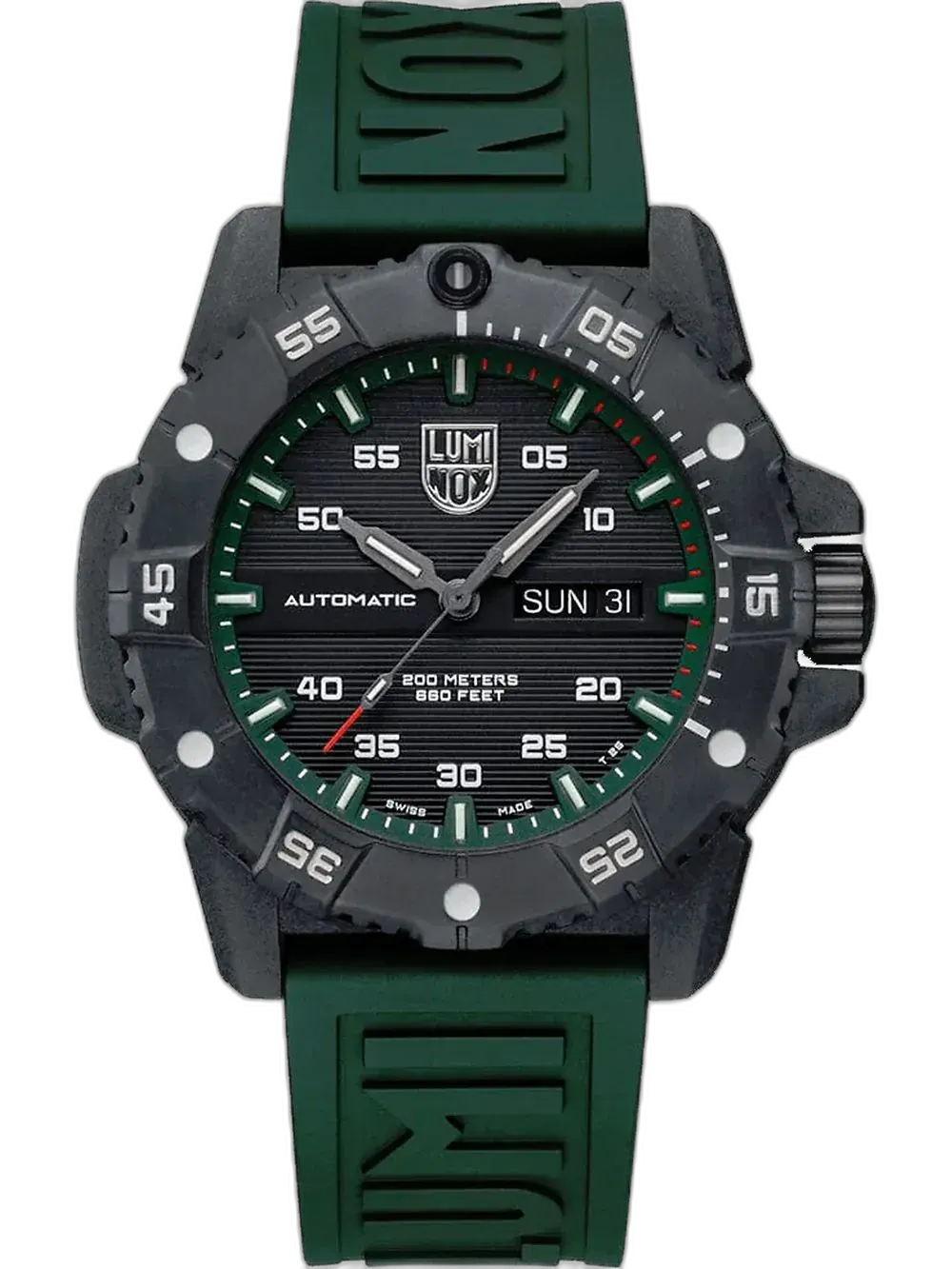 Zegarek Luminox XS.3877 Master Carbon Seal Automatic to solidny i niezawodny czasomierz o wojskowym charakterze. Wyposażony w automatyczny mechanizm i ultrawytrzymałą kopertę z materiału Carbonox+, oferuje wodoodporność na poziomie 200 metrów, co czyni go idealnym dla nurków i entuzjastów outdooru. Czarna tarcza z poziomym szlifem kontrastuje z zielonymi akcentami i paskiem z gumy, zapewniając wyjątkowy styl i doskonałą widoczność. System podświetlenia trytowego LLT gwarantuje czytelność w całkowitych ciemnościach przez 25 lat. To wybór dla tych, którzy cenią trwałość, funkcjonalność i męski design.