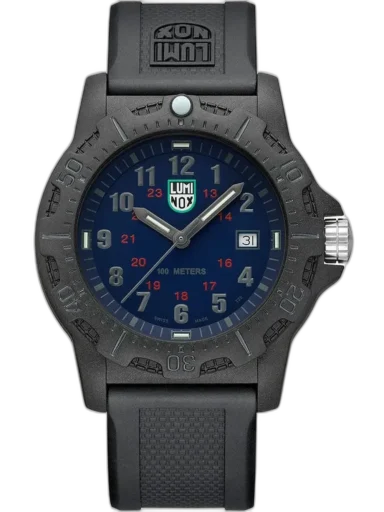 Zegarek Luminox X2.2033 Manta Ray to funkcjonalny model o średnicy 45 mm, który łączy klasyczny styl z nowoczesnymi akcentami. Granatowa tarcza z czerwonymi detalami i czytelnymi indeksami tworzy kontrastowy, przyciągający wzrok design. Koperta z tworzywa wzmocnionego włóknem szklanym i gumowy pasek zapewniają trwałość oraz komfort noszenia. Model wyróżnia się wodoodpornością do 10 ATM, co czyni go odpowiednim wyborem na co dzień oraz do aktywności na świeżym powietrzu.