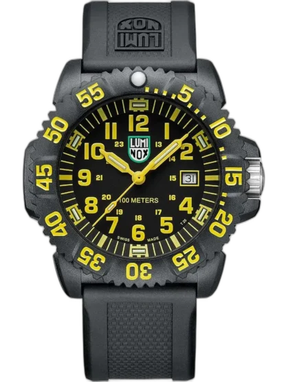 Zegarek Luminox X2.2055 Sea Lion to dynamiczny model o średnicy 44 mm, który przyciąga uwagę kontrastowym połączeniem czerni i żółci. Wyposażony w czarną tarczę z dużymi, wyrazistymi indeksami i wskazówkami w kolorze żółtym, gwarantuje doskonałą czytelność nawet w trudnych warunkach. Obrotowy bezel i gumowy pasek podkreślają jego sportowy charakter. Wodoodporność na poziomie 10 ATM sprawia, że to idealny wybór dla aktywnych użytkowników i miłośników stylu outdoor.