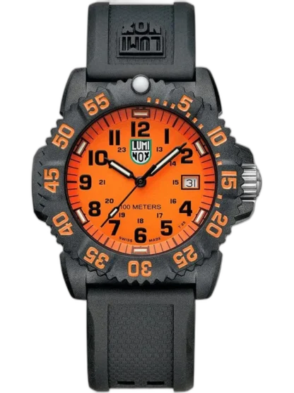 Zegarek Luminox X2.2079 Sea Lion to kompaktowy model o średnicy 37 mm, wyróżniający się intensywnie pomarańczową tarczą, która zapewnia doskonałą czytelność w każdych warunkach. Czarna koperta z wyrazistym bezelem i pomarańczowymi oznaczeniami dodaje mu dynamicznego charakteru. Dzięki klasie wodoszczelności 10 ATM sprawdzi się w codziennym użytkowaniu, a datownik i precyzyjne indeksy podkreślają jego funkcjonalność. Idealny wybór dla osób szukających mniejszego, ale wyrazistego zegarka w outdoorowym stylu.