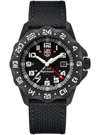 Zegarek Luminox XA.6441 F-117 Nighthawk GMT to wytrzymały i funkcjonalny model inspirowany lotnictwem wojskowym. Czarna koperta o średnicy 44 mm i wyrazista tarcza z oznaczeniami 24-godzinnymi podkreślają jego taktyczny charakter. Dodatkowa wskazówka GMT umożliwia śledzenie drugiej strefy czasowej, a wodoszczelność do 20 ATM sprawia, że jest gotowy na każdą przygodę. Idealny wybór dla osób ceniących precyzję, niezawodność i lotniczy design.
